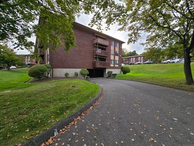 Building Photo - 1209 Cromwell Hills Dr