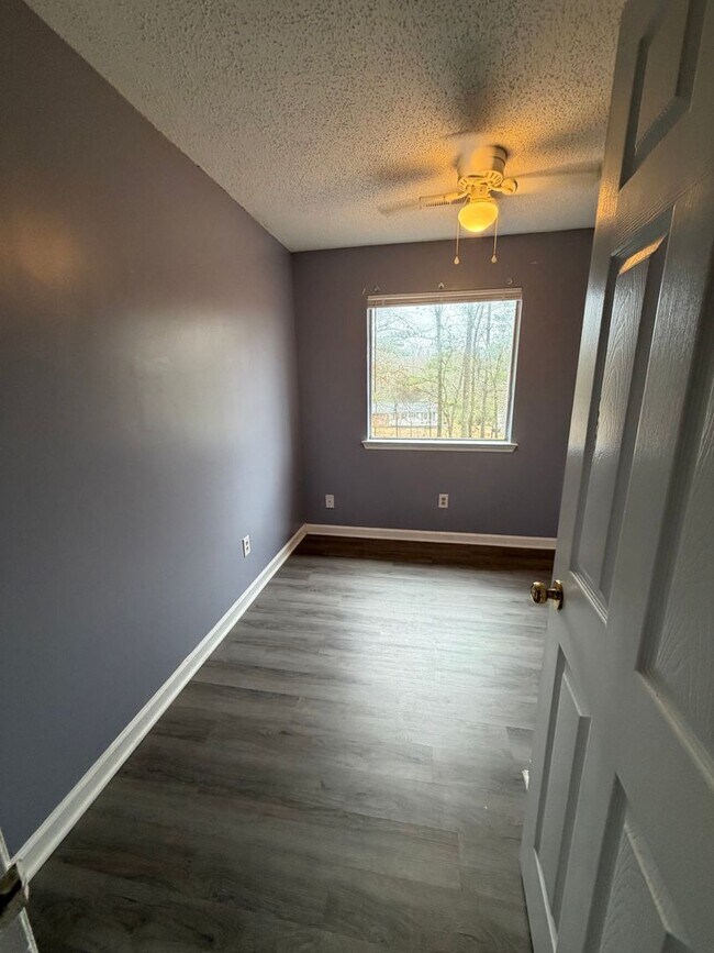 Building Photo - 3 Bd 2 Ba 1200 sq ft Townhouse