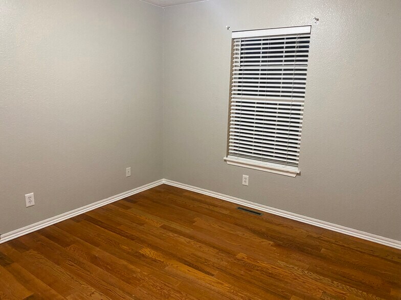 Building Photo - 1825 Mountain Ash Dr