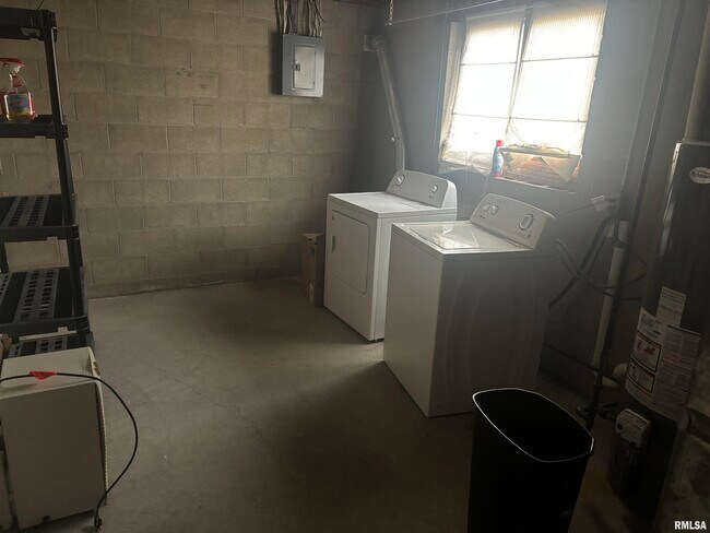 Building Photo - 705 Crestview Dr