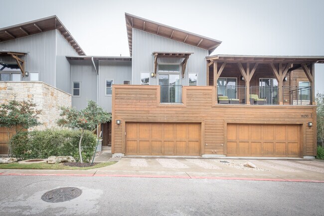 Building Photo - Beautiful 2 Bedroom, 2.5 Bath Townhome in Northwest Austin