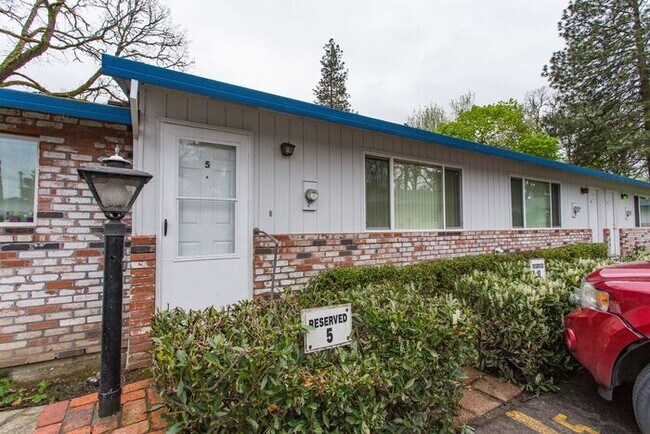 Building Photo - 1 Bed / Bath Available soon! Washer/Dryer in unit!