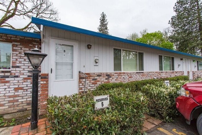 Building Photo - 3 Bedroom 1.5 Bathroom Apartment Home, Washer Dryer in Unit!