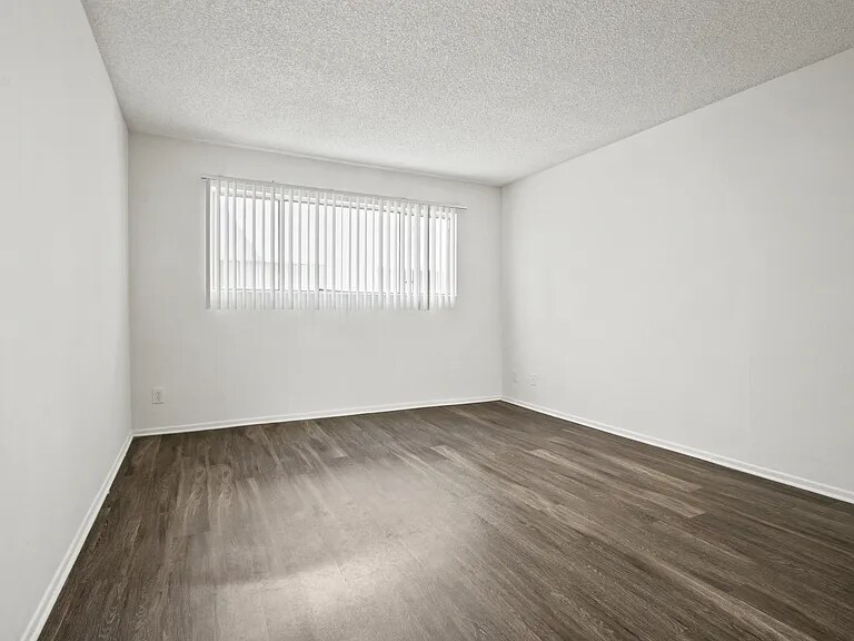 Building Photo - 433 Kelton Ave