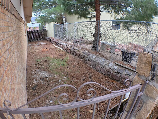 Building Photo - West El Paso 4 bed refrig A/C Home!