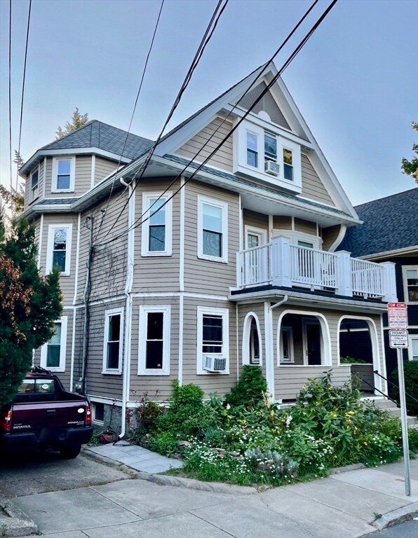 Building Photo - 10 Bromfield Rd