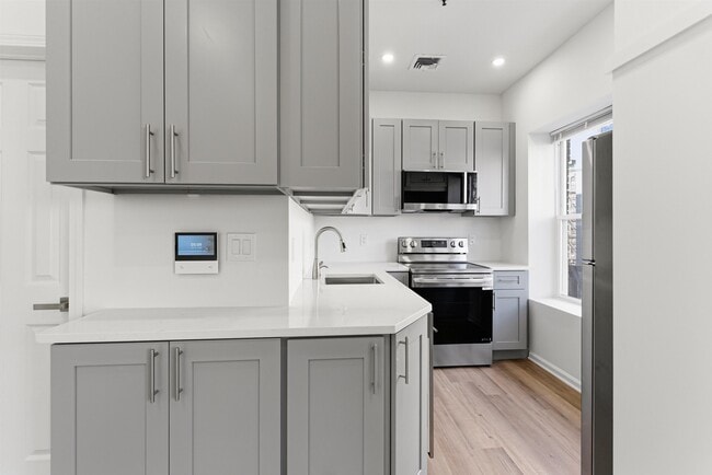 Building Photo - 419 5th St