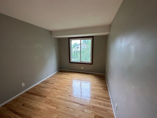 Building Photo - Spacious 3 bed / 2 bath split level in gre...