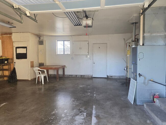 Building Photo - 3 bed / 2 bath