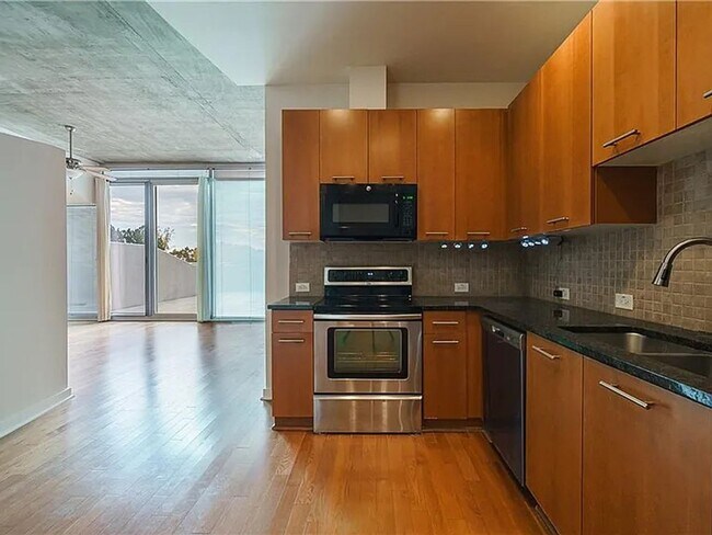 Building Photo - 1 bdrm, 1 bath condo with large private patio. Pool and gym on site!