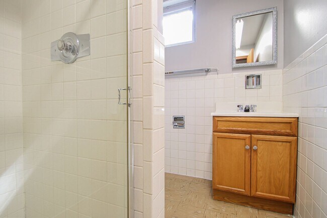Building Photo - 3 Bedroom / 2.5 Bathroom House Available N...