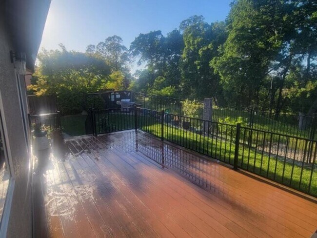 Building Photo - "Coveted Comfort: Spacious 4-Bed, 3-Bath H...