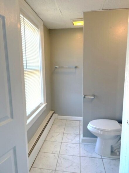 Building Photo - 1295 Main St