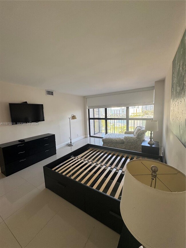 Building Photo - 400 Leslie Dr