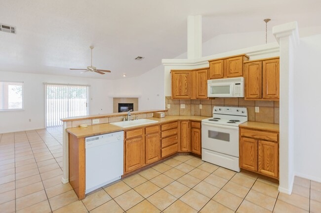Building Photo - 3 Bedroom 2 Bath Home