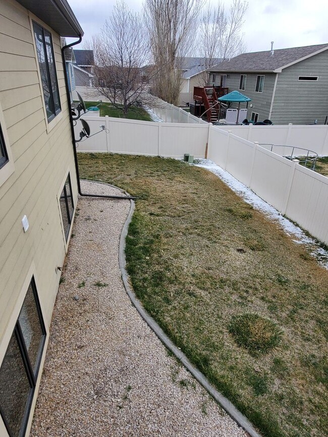 Building Photo - Beautiful 4 bedroom pet friendly house on ...