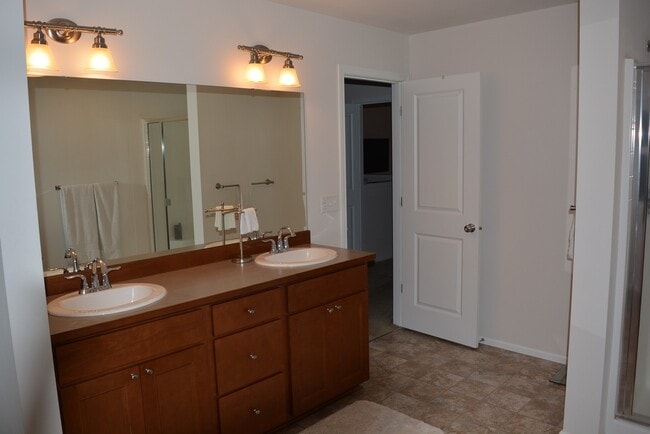Building Photo - Amazing 4 bedroom home on Tumwater Hill!!