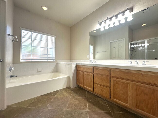 Building Photo - Single Story 3 Bed 2 Bath in Apple Hill!