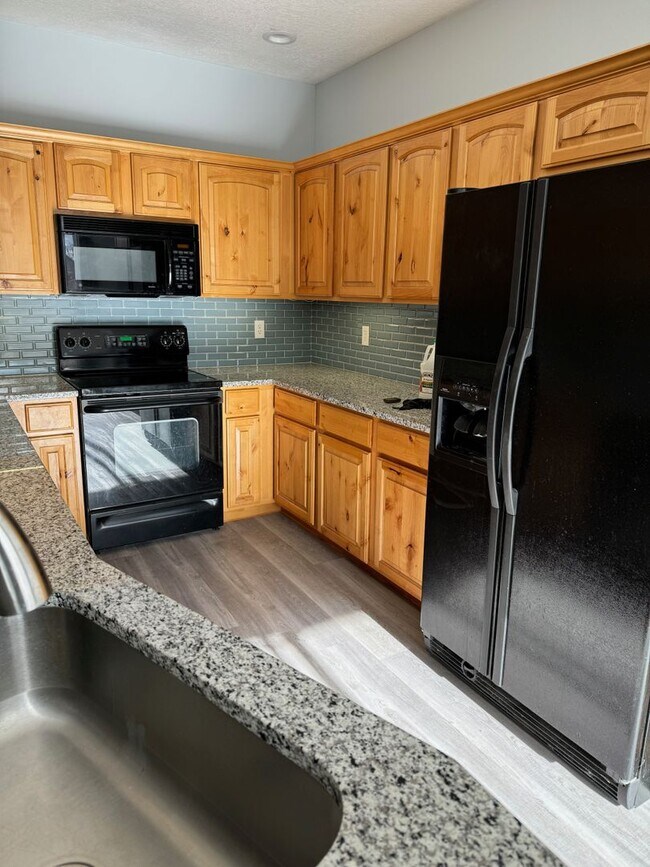 Building Photo - Townhouse with Spacious layout and convien...