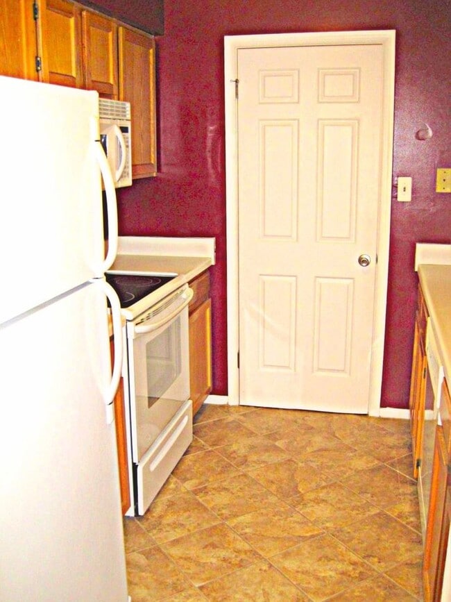 Building Photo - Top Floor Condo with Fireplace and Open Fl...