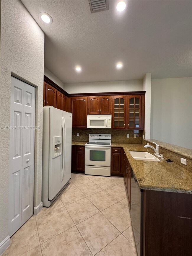 Building Photo - 5819 Hampton Hills Blvd