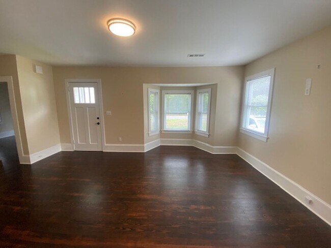 Building Photo - Introducing a charming 2-bedroom, 2-bathro...