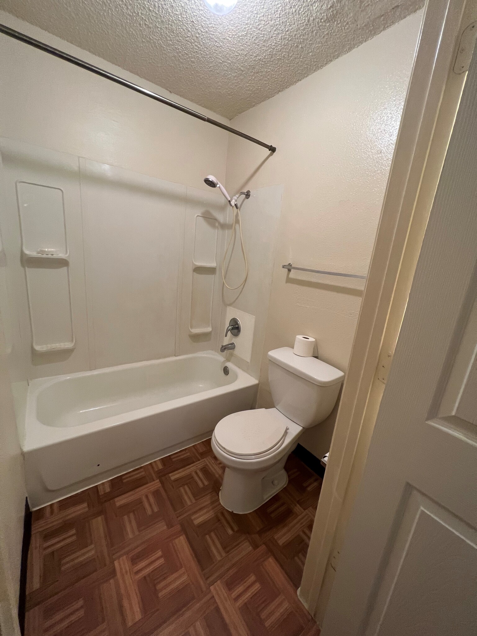 Full bathroom - 2120 El Paseo St