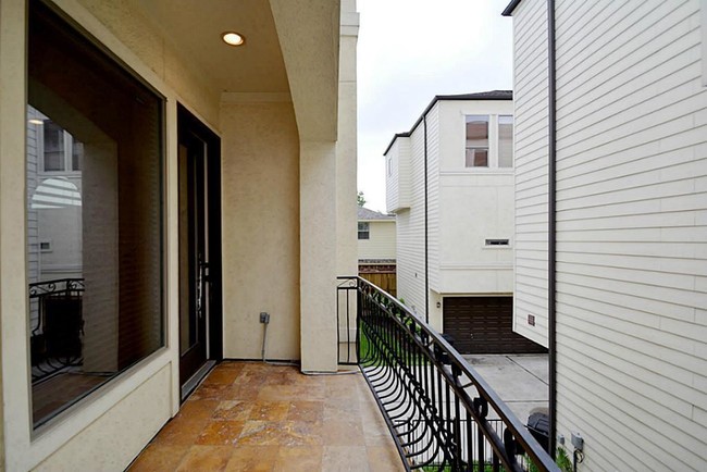 Building Photo - 6310 Hamman St