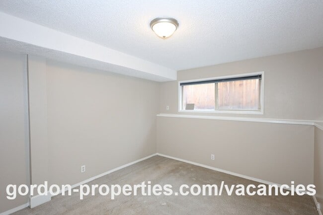 Building Photo - NE 22nd Ct - Gresham 4 bedroom split level home