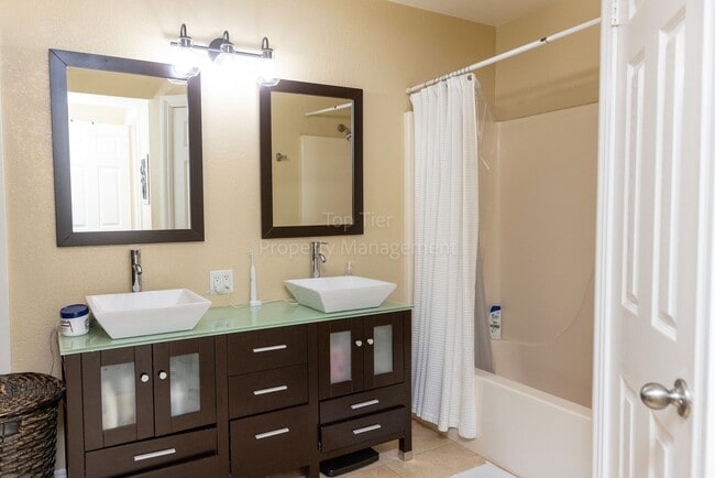 Building Photo - Beautiful 3 bed / 2.5 bath / 1,150 sqft Town Home in walking distance to Vista Village