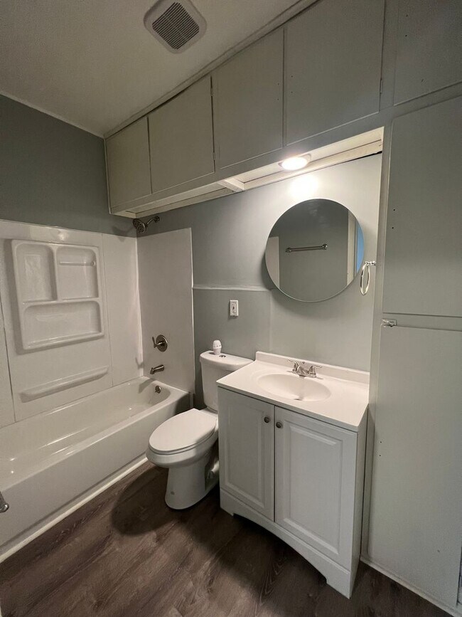 Building Photo - 4 Bedroom; 2 Bath single family home for rent!