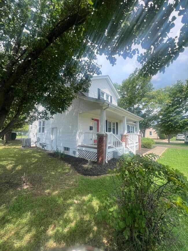 Building Photo - Charming 4-Bedroom Home on Spacious Corner...