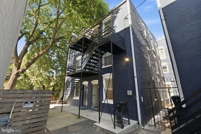 Building Photo - 1038 6th St NE