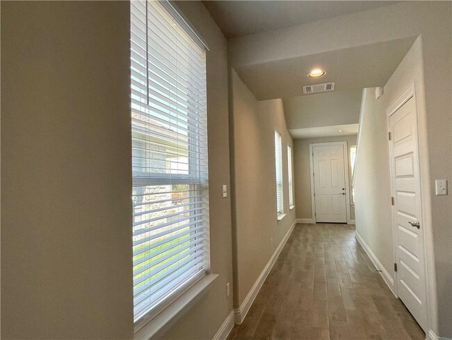 Building Photo - 148 River Hills Dr