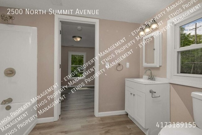 Building Photo - 2500 N Summit Ave