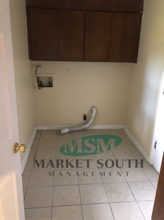 Building Photo - SOUTHSIDE - WINDSOR FOREST