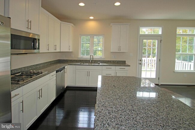 Building Photo - 2482 Baldwin Cres NE