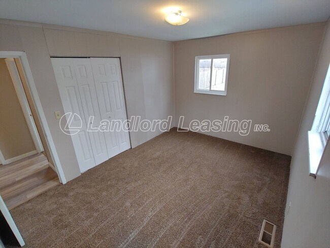 Building Photo - Reduced Deposit $595.00 Freshly painted 3 bedroom with new flooring throughout!