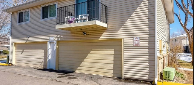 Building Photo - Beautifully Updated 2-Bedroom Townhome in ...