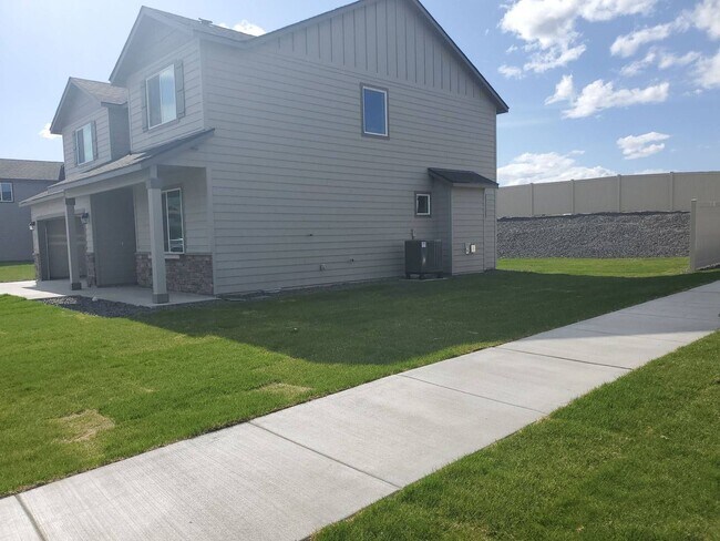 Building Photo - 4 bed 2.5 bath home in Mae Valley area of Moses Lake