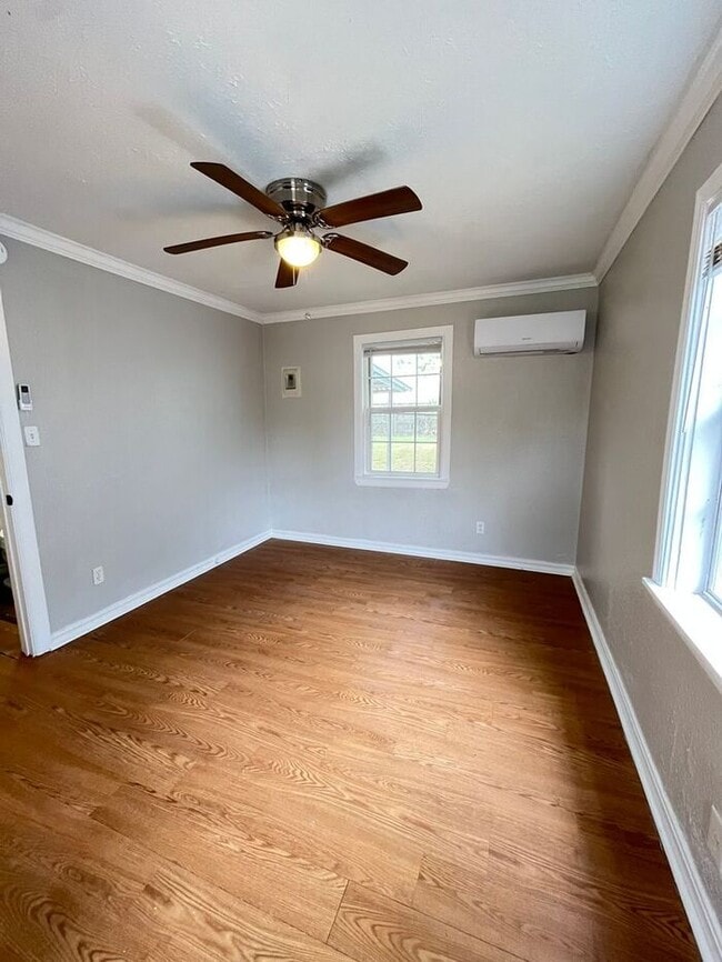 Building Photo - 2 Bed 1 Bath