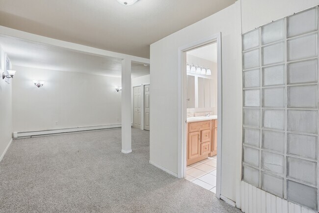 Building Photo - 508 E 19th Ave