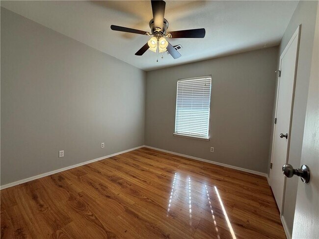 Building Photo - 350 E Margaret Pl