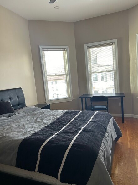 Building Photo - 49 Mozart St