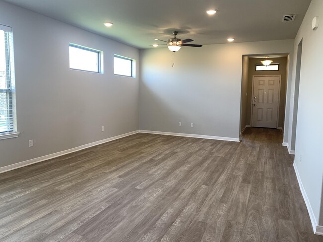 Building Photo - 1353 Aurora Grv Bnd