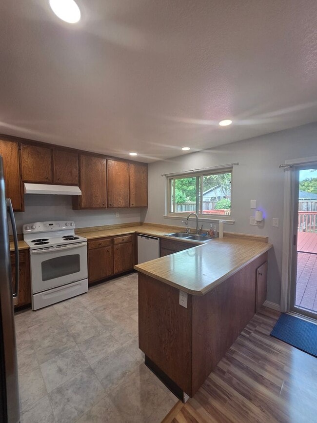 Building Photo - **Move - In Specials Available ! Reduced D...