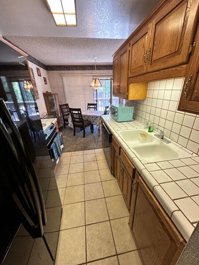 Building Photo - True Skier's Condo! Available for a Seasonal tern rental (3-6 months). Call me today!!