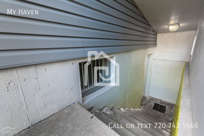 Building Photo - 1579 W Maple Ave