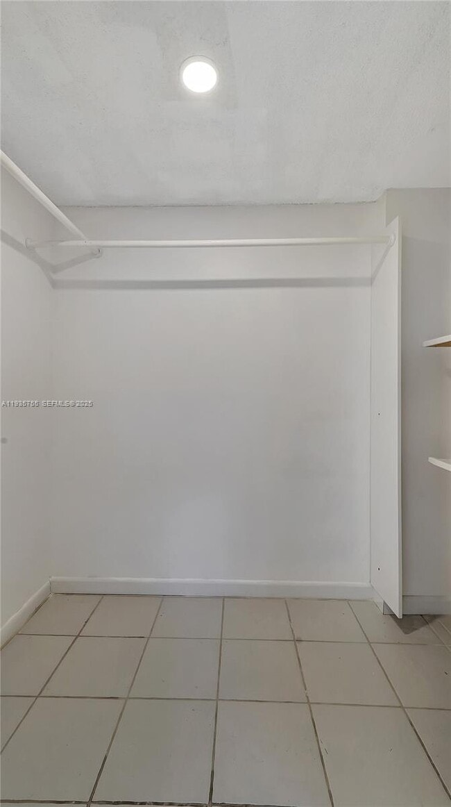 Building Photo - 205 Dunwoody Ln