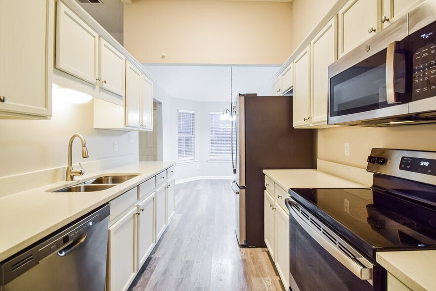 Building Photo - 10283 Green Moss Dr N